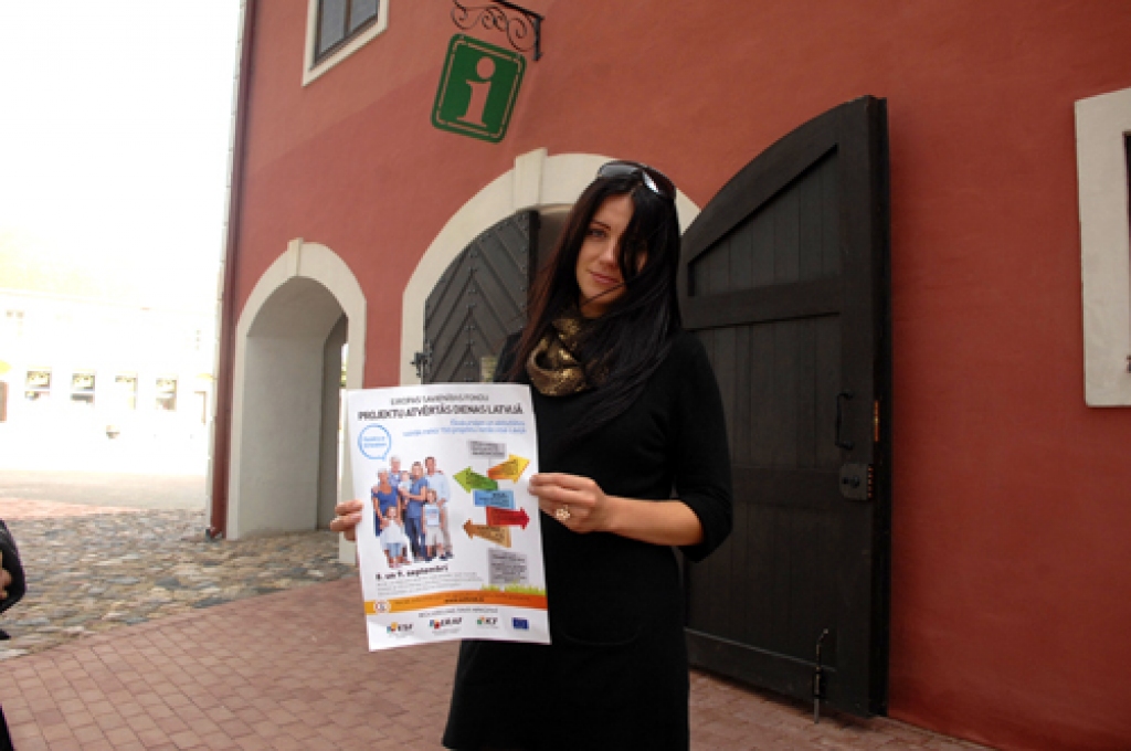 Bauskas tūrisma informācijas centra konsultante Alīda Balode rāda Eiropas Savienības fondu projektu atvērtās dienu afišu. Interesentus Bauskas Rātsnamā gaidīs sestdien, 8. septembrī, no plkst. 10.30. 
Autors: Ivars Bogdanovs