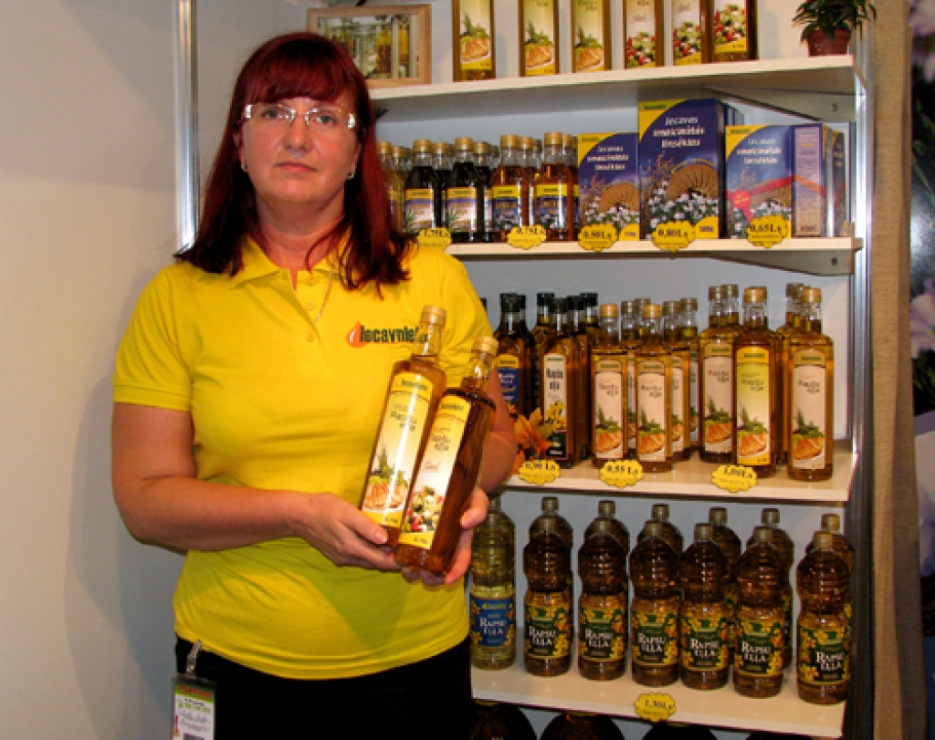 SIA «Iecavnieks un Co» tirdzniecības vadītāja Ineta Gulbe rāda pircēju iecienīto rapšu eļļu jaunā fasējumā.
Autors: Vilnis Auzāns