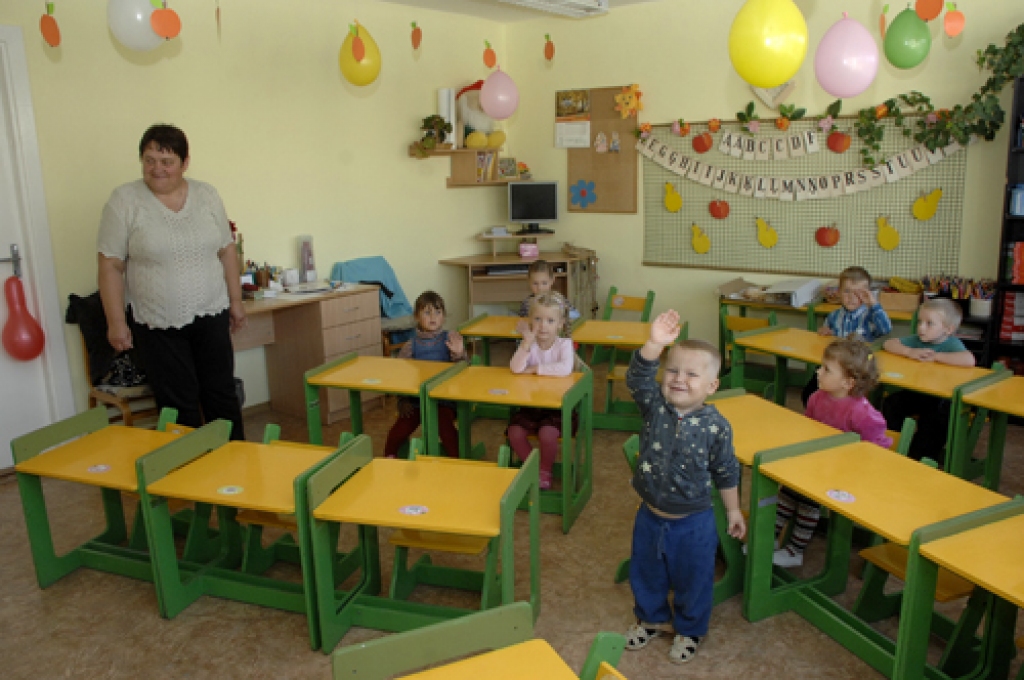 Auklīte Sandra Haritone ar pašiem mazākajiem bērnudārza audzēkņiem. 
Autors: Ivars Bogdanovs