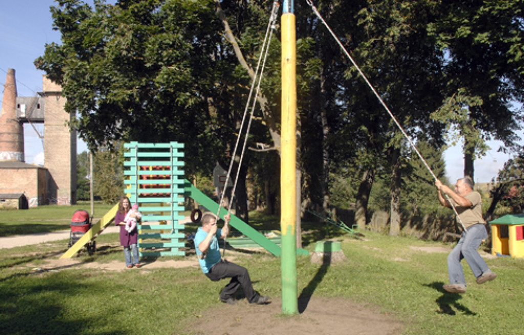 Karuselis izbūvēts pamatīgs, to var izmantot kā bērni, tā arī pieaugušie. Pašlaik tajā griežas Jānis Lazdiņš un Antons Maskaļūns.
Autors: Ivars Bogdanovs