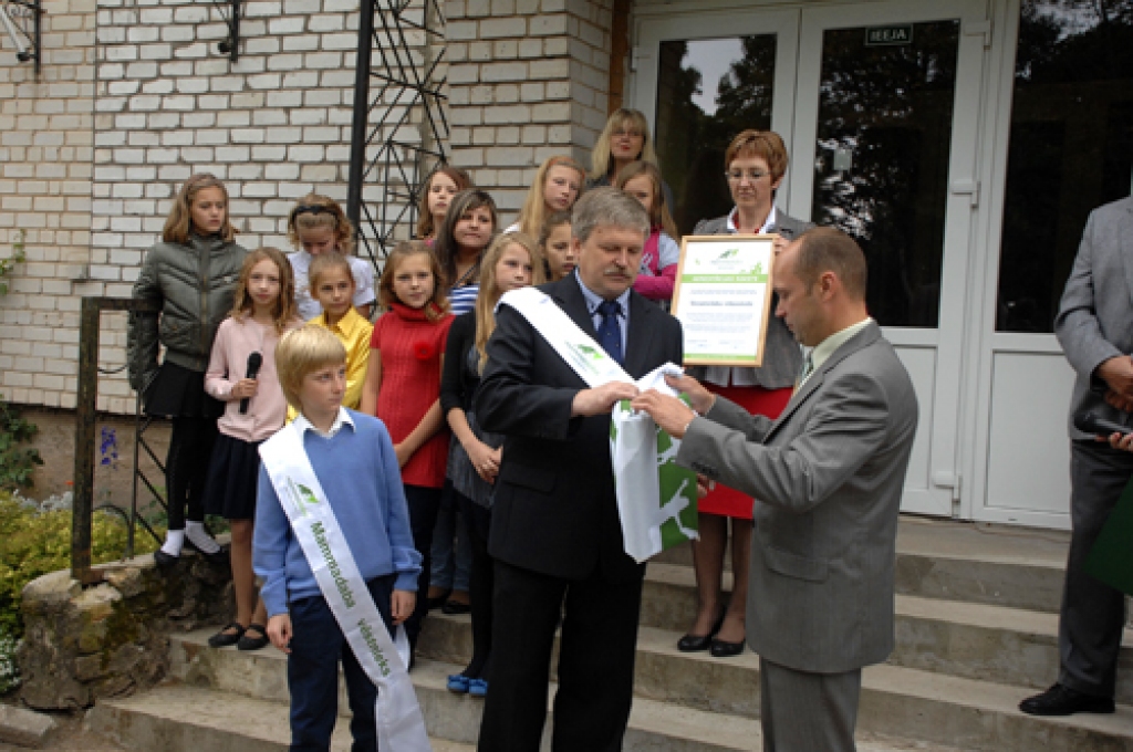 Akreditācijas apliecību, kas apstiprina šo titulu, Vecumnieku vidusskolas direktoram Aivaram Ķiņķevskim (attēlā vidū) pasniedza Andris Neimanis, akciju sabiedrības «Latvijas Valsts meži» (LVM) Vidusdaugavas mežsaimniecības mežkopības vadītājs.
Autors: Ivars Bogdanovs