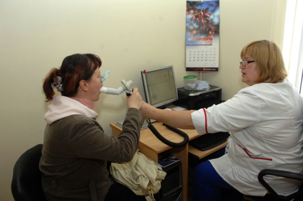 Ārsta palīdze Sarmīte Penēze Bauskas poliklīnikā pacientiem mērīja plaušu tilpumu.
Autors: Ivars Bogdanovs