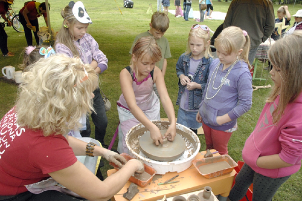 Bauskas bērnu un jauniešu centrs iepazīstināja ar saviem pulciņiem. Vienā no tiem pusaudži var apgūt iemaņas darbā ar mālu. 
Autors: Ivars Bogdanovs