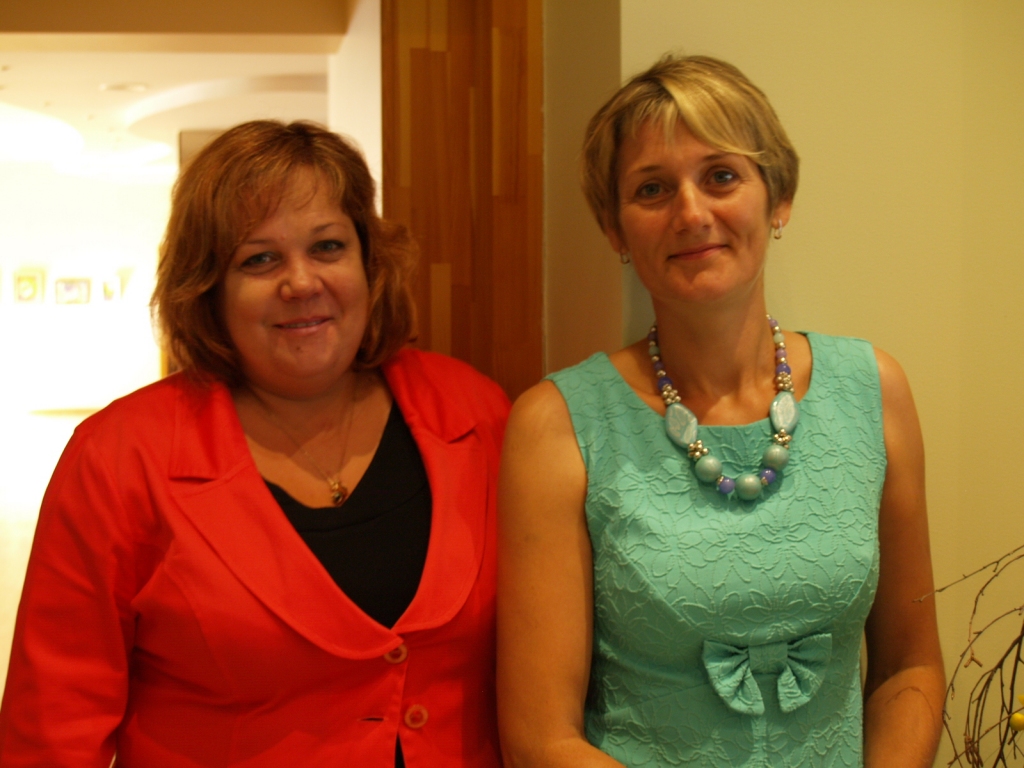  Iecavas vidusskolas pedagoģes Antra Pāruma (no kreisās) un Gita Tamaša saņēma Izglītības un zinātnes ministrijas atzinību par nozīmīgu ieguldījumu jaunās paaudzes skološanā.
Autors: Madara Ērgle