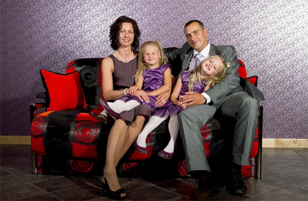 Karīna Grence-Andreika ar meitām Lauru, Līvu un vīru Aivaru. 