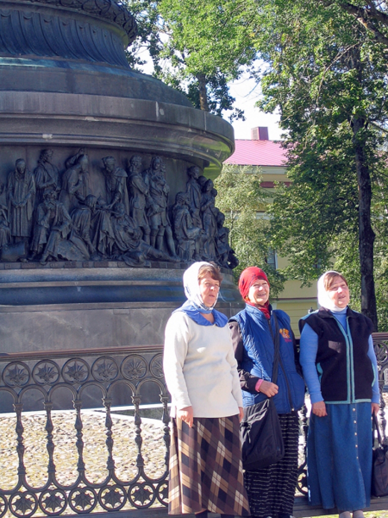 Sievas pie Tūkstošgades pieminekļa. 