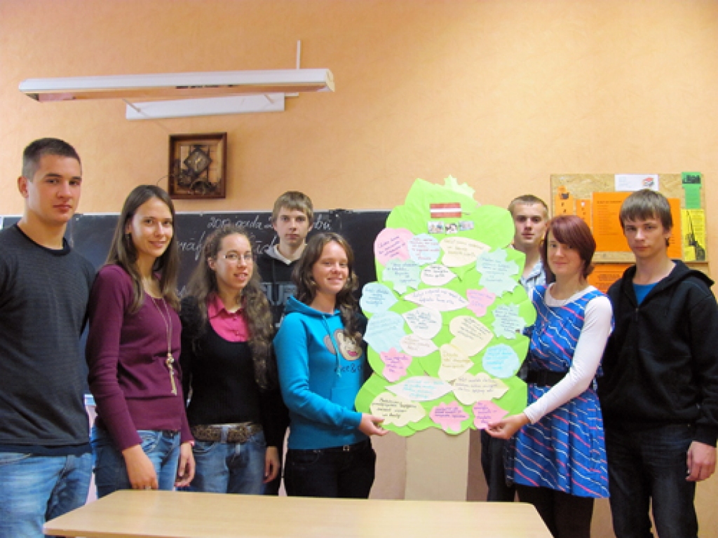 12. klases audzēkņi demonstrē pašu veidoto prezentācijas materiālu, ko Skaistkalnes vidusskola izrādīja Ekoskolu apbalvošanas ceremonijā. 