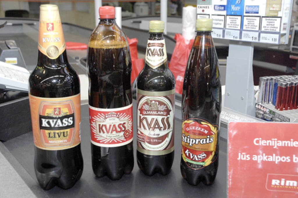 NEVAINĪGAIS KVASS. Iegādājoties tādu šķietami nevainīgu dzērienu kā kvass, vēlams apskatīt, cik tas satur alkohola. Lai arī tirgotājiem nav tiesību aizliegt kvasu ar viena procenta alkohola saturu pārdot bērniem, vecākiem ir jāskaidro, kādas sekas pusaudža organismam tas var radīt. 