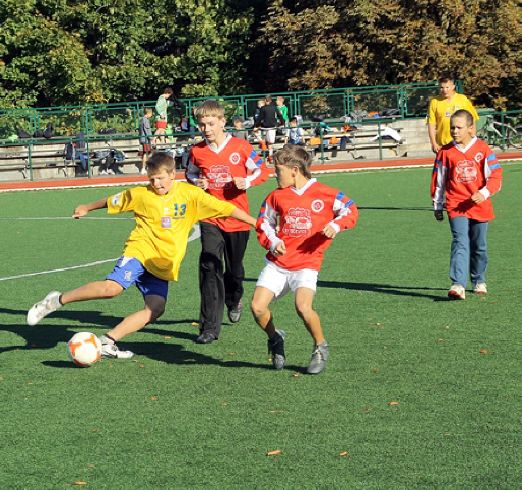 Uzbrukumā bērsteliešu vārtiem dodas Bauskas pamatskolas komanda (dzeltenajos tērpos). 