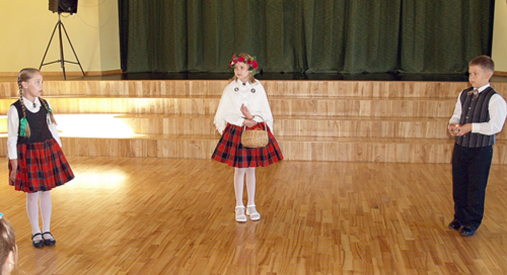 Internātpamatskolas bērni bija sagatavojuši nelielus uzvedumus, tautasdziesmas skandējot divatā un trijatā.