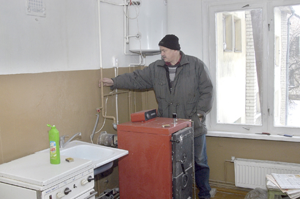 Vecsaules pagasta komunālā dienesta vadītājs Egīls Cers 2006. gadā Kūdrā iekārtoja telpas, ko tagad pielāgos krīzē nonākušu ģimeņu izmitināšanai. 