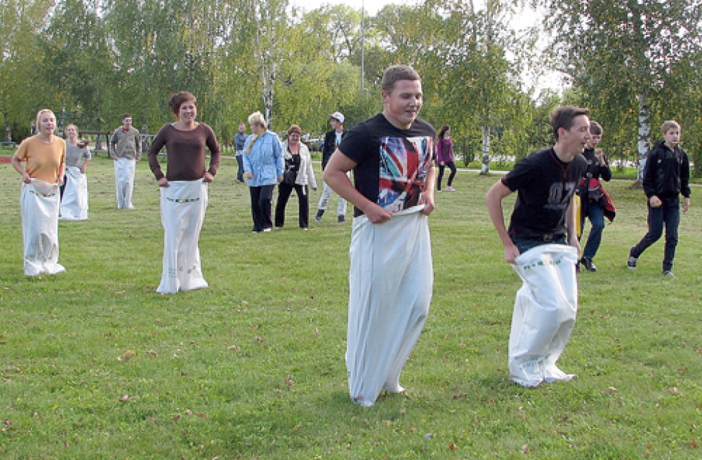 Pilsrundāles desmitklasnieki «ielec» vidusskolēnu kārtā. 