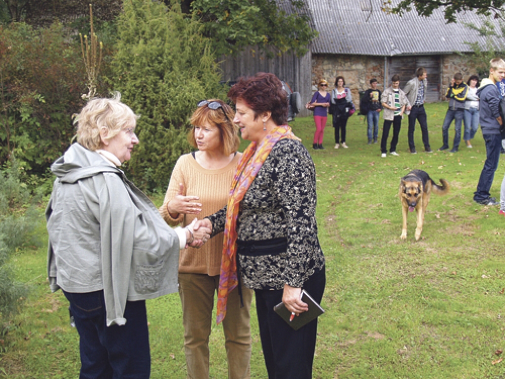 Skolotāja Vija Cerusa (no labās) un Bostonas literāte Maija Meirāne- Šlesere (no kreisās), «Billīšu» saimnieces Annas Žīgures iepazīstinātas, bija priecīgi pārsteigtas, ka tikušās jau iepriekš.