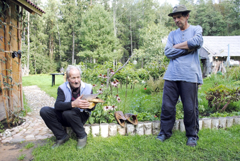 Rolands un Voldemārs Lindes ar ģimenes lielāko lomu trofejām. 