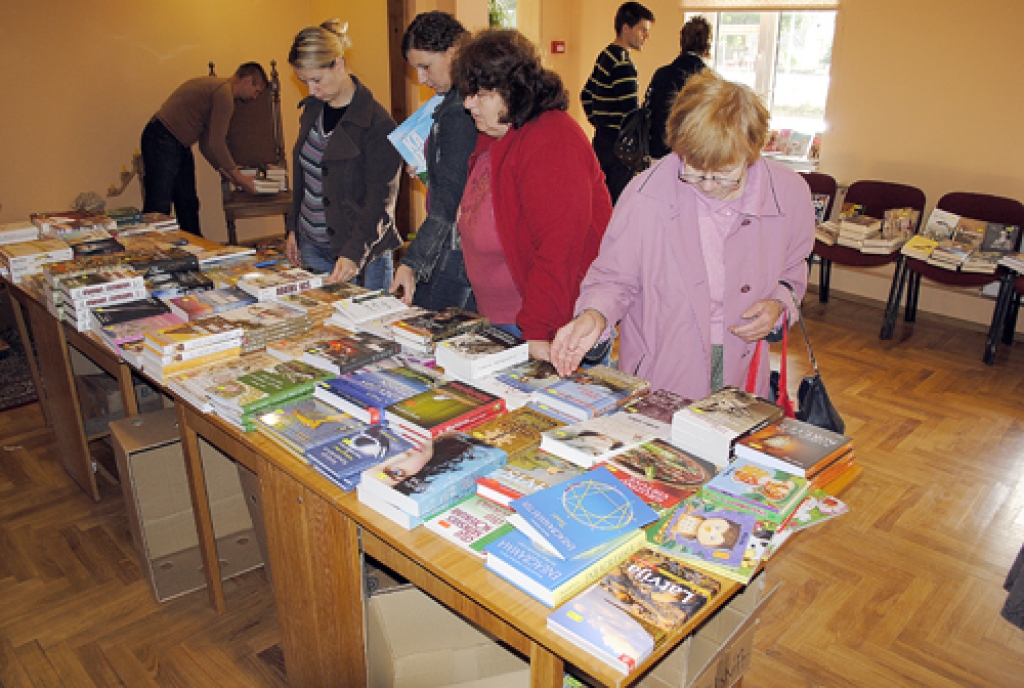 Bārbeles lasītāji grāmatas iegādājas izbraukuma tirdzniecības stendā.