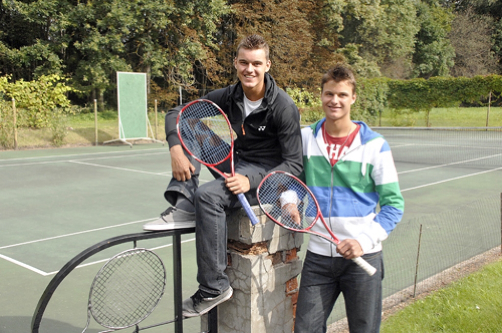 Mārtiņš (no kreisās) un Jānis Podžus plāno turpināt grūto tenisa profesionāļu ceļu. 