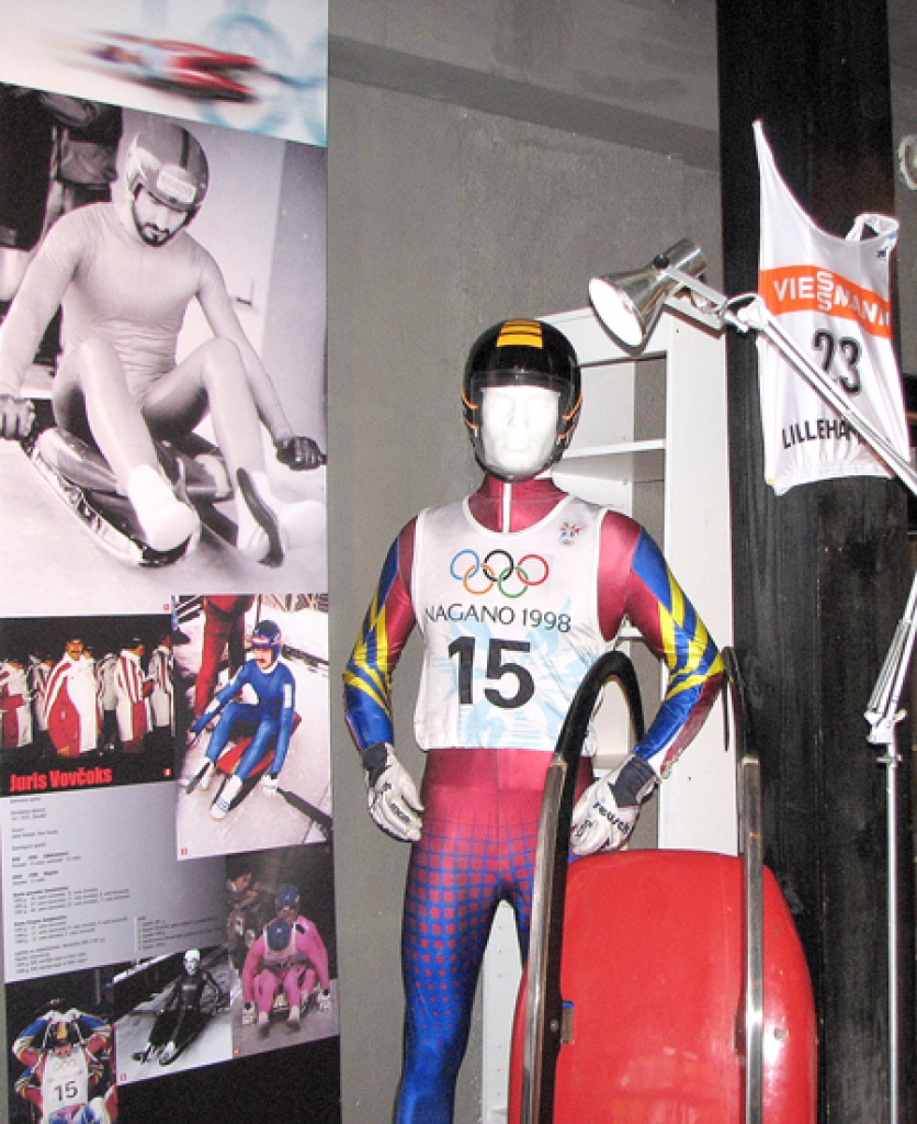 Kamaniņbraucēja sasniegumiem veltītais stends biedrības «Arhīvs» Iecavas sporta un vēstures muzejā. 