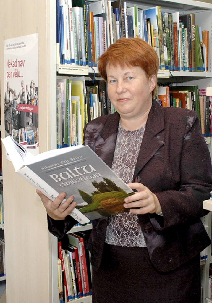 Ērika Pelcere, bibliotēkas speciāliste priecājas par monogrāfiju «Baltu civilizācija».