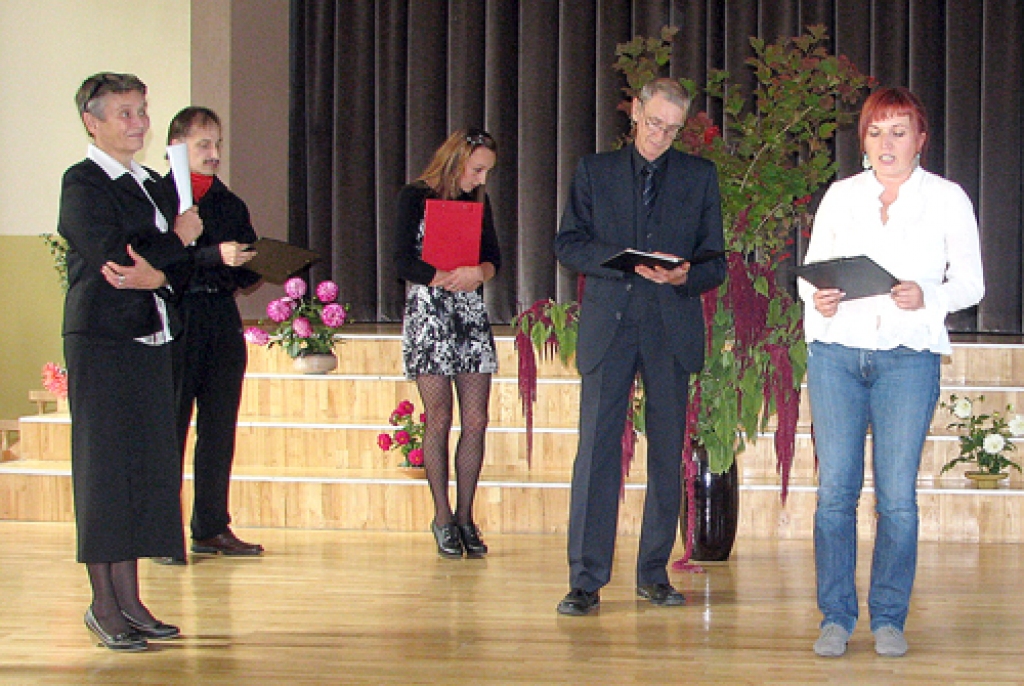 Bauskas tautas teātra aktieri runā dzejoļus no krājuma «Trešais vārds». 