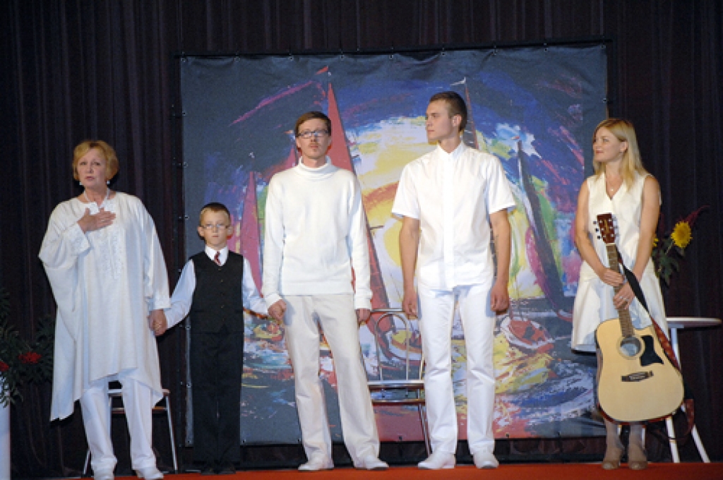 Svētkos. Lāsma Kugrēna īpaši gandarīta par to, ka ģimenei veltītajā uzvedumā ar prieku piedalās viņas dēli Jānis Mūrnieks un Jēkabs Reinis. Uz skatuves arī mazdēls Jānis Mūrnieks un mūziķe Elīna Līce.