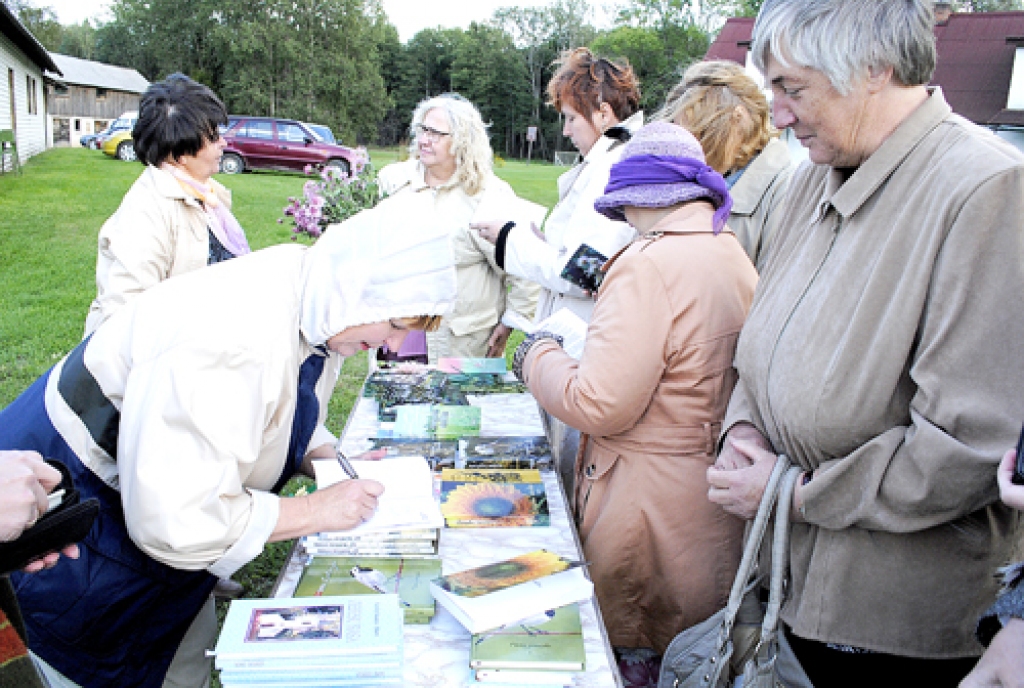 Rasma Urtāne dzejas sarīkojuma apmeklētājiem dāvā autogrāfus jaunajos krājumos, kas šogad nākuši klajā ar viņas un Sarmītes Gausiņas-Elksnes dzeju. 