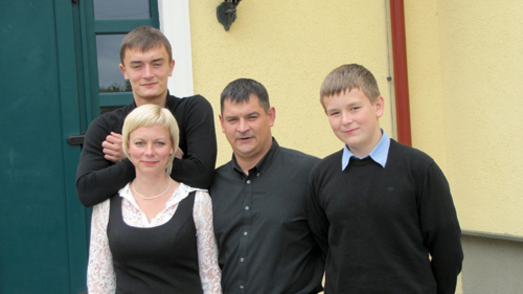 Kristīne un Nauris Brūveļi ar dēliem Jāni un Dāvi šogad 30. maijā, svinot laulības 20. jubileju. 