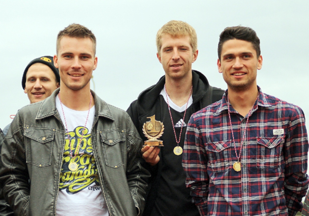 Īslīces pagasta komanda ļoti sīvā cīņā izcīnīja uzvaru futbolā.