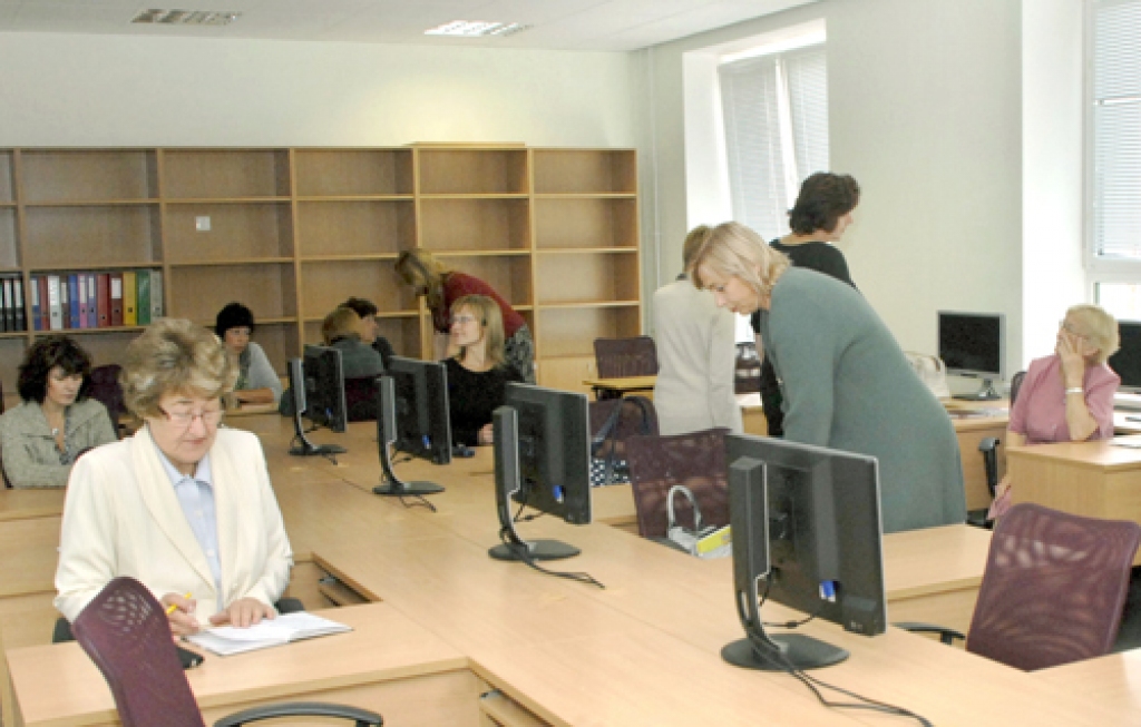 Dabaszinību kabinetā Īslīces vidusskolas pedagogi pulcējas uz sēdi. 