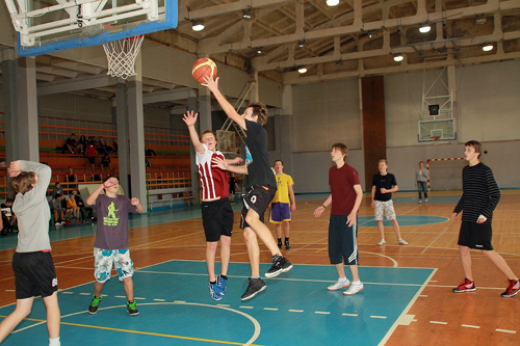 Basketbola laukumā spēkojas tiekas Bauskas Valsts ģimnāzijas 9.a un 9.b klase.
Autors: Uldis Varnevičs