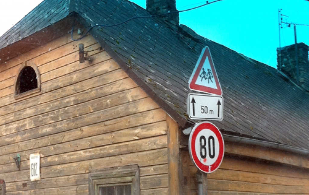 Ceļa zīme, ko bija pa savam pārveidojuši kādi asprāši, radīja daudzu braucēju izbrīnu. 
Autors: Aculiecinieks