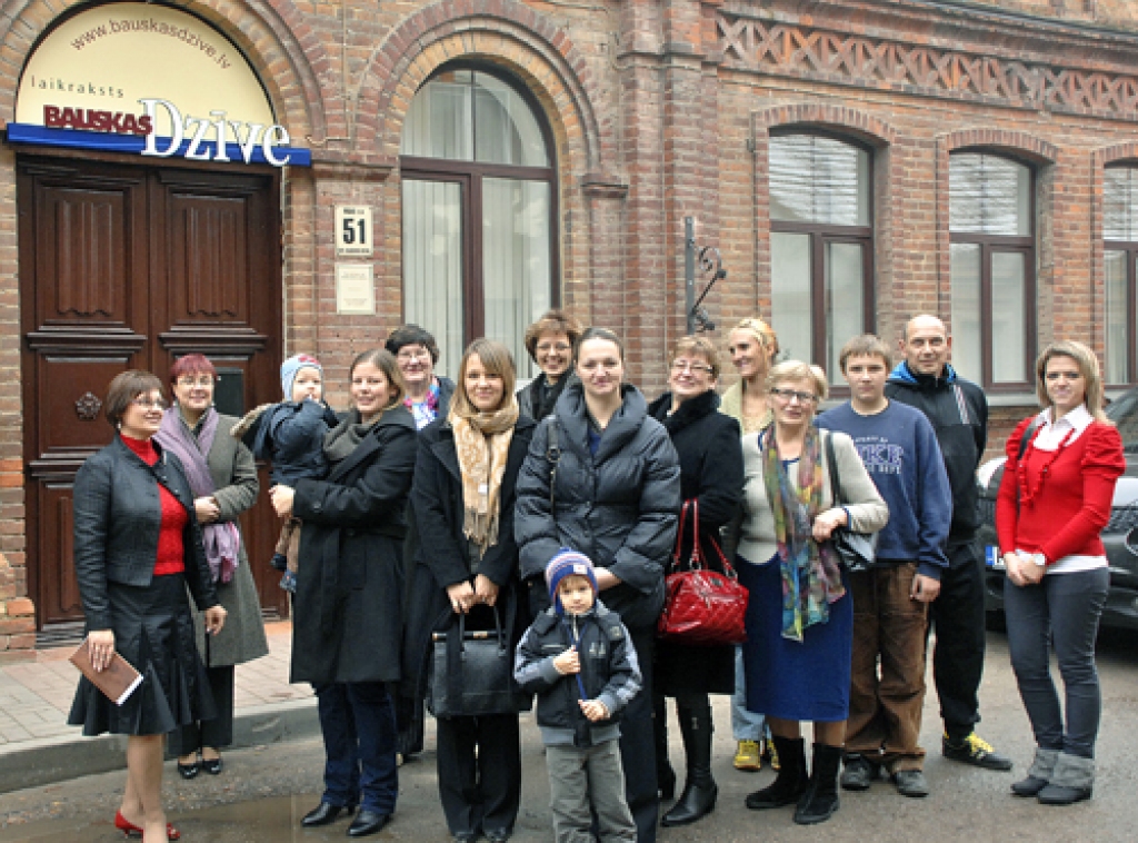 Viesiem bija iespēja nofotografēties Rīgas ielas vidū, pie redakcijas galvenajām durvīm, virs kurām kopš 27. oktobra ir jauna, SIA «Reklāmas dizaina darbnīca» izgatavota izkārtne.
Autors: Ivars Bogdanovs