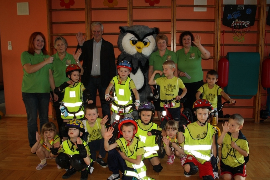 «Zaķīši», viņu audzinātājas un pašvaldības vadītājs Jānis Pelsis priecīgi par jaunajiem velosipēdiem.
Autors: NO BĒRNUDĀRZA ARHĪVA