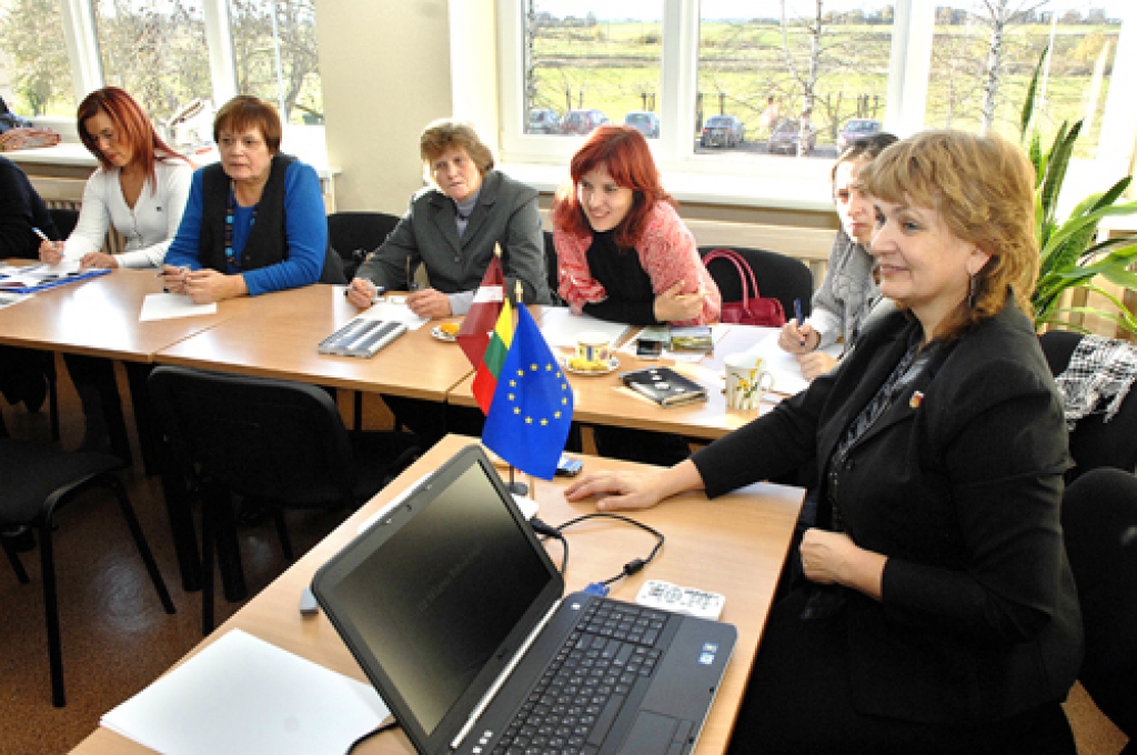 Projektā «Konkurētspējīga uzņēmējdarbība caur mūžizglītības un uzņēmēju sadarbību» Rundāles novads ir viens no 15 partneriem, uzsver pašvaldības attīstības nodaļas speciāliste Ludmila Knoka (priekšplānā).. 
Autors: Ivars Bogdanovs