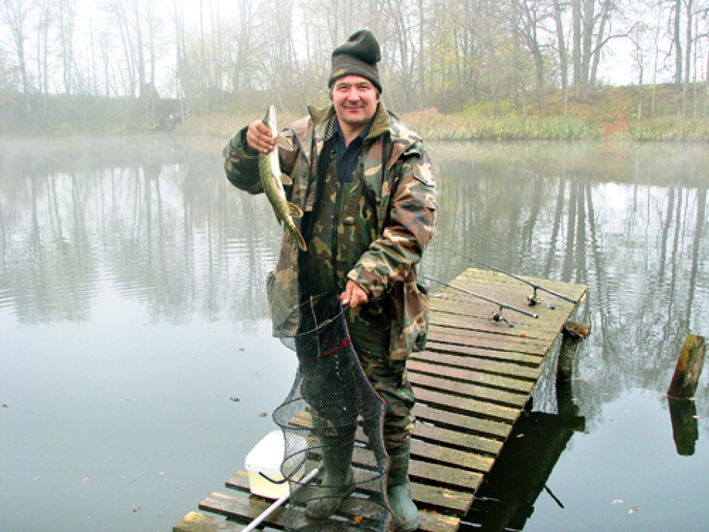 Imants Šuķis no Bangu dīķa pamanījies izmakšķerēt 820 gramus smagu līdaku un ieguvis pirmo vietu.
Autors: Vilnis Auzāns