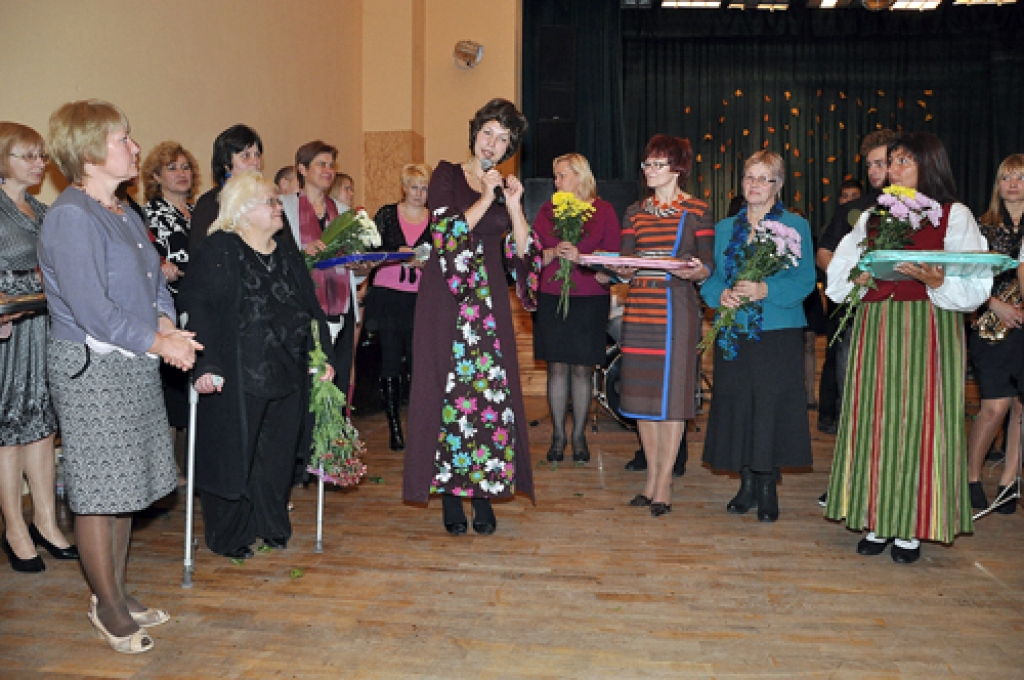 Sarmīte Ķīse (vidū), Kurmenes tautas nama vadītāja, koncerta izskaņā zāles priekšā pulcināja gan Vecumnieku novada kultūras iestāžu, gan amatiermākslas kolektīvu vadītājus.
Autors: Žanna Zālīte