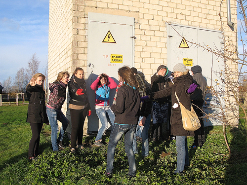 Ikgadējā pasākumā «Naksnīgā Ozolaine» vajadzēja radoši atveidot dažādas situācijas. Skolēni rādīja, kā lido dzērves, kā smaržo rudens, un izpildīja citus radošus uzdevumus.  
Autors: Ozolaines pamatskolas audzēkņu foto