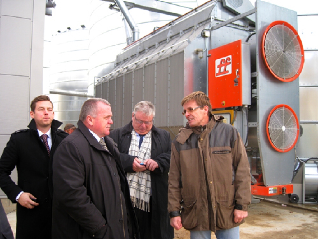 Dānijas vēstnieks Latvijā Pērs Karlsens (vidū) cūkkopības kompleksā Brunavā kopā ar Bauskas novada domes priekšsēdētāju Valdi Veipu tiekas ar kompleksa īpašnieku dāņu uzņēmēju Aleksu Rasmusenu (no labās).
Autors: I. Tijone