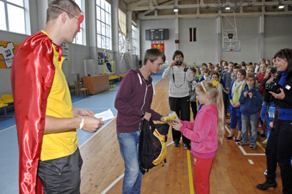 Balvu par attapību saņem 2.a klases skolniece Amanda Jēkabsone.
Autors: Ivars Bogdanovs