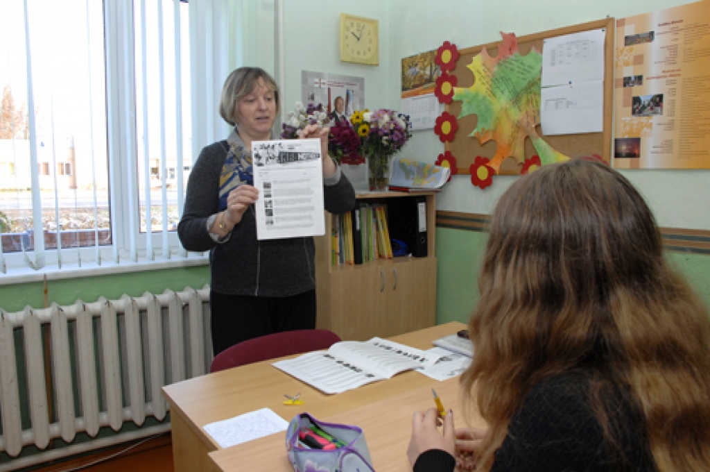 Ozolaines pamatskolas vēstures skolotāja Daina Jarmalāviča stāstīja, ka ar audzēkņiem sociālo zinību stundās runā par aktualitātēm politikā, ekonomikā un kultūrā. 
Autors: Ivars Bogdanovs