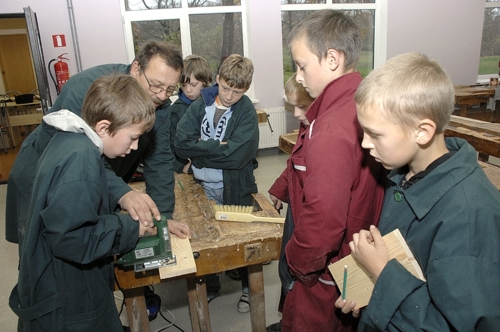 Gunārs Puziņš cenšas iemācīt skolēniem prasmes strādāt ar mūsdienīgiem darbarīkiem. 
Autors: Uldis Varnevičs