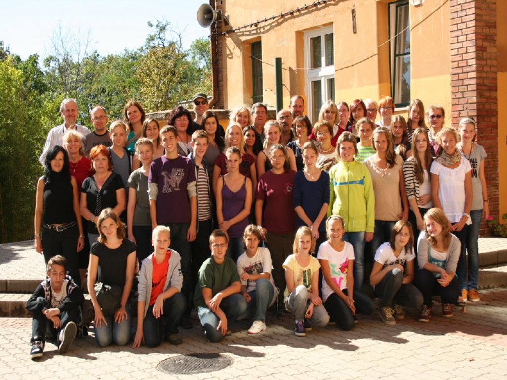 Astoņu projekta dalībvalstu pārstāvji vizītē Ungārijas skolā.
Autors: No albuma.