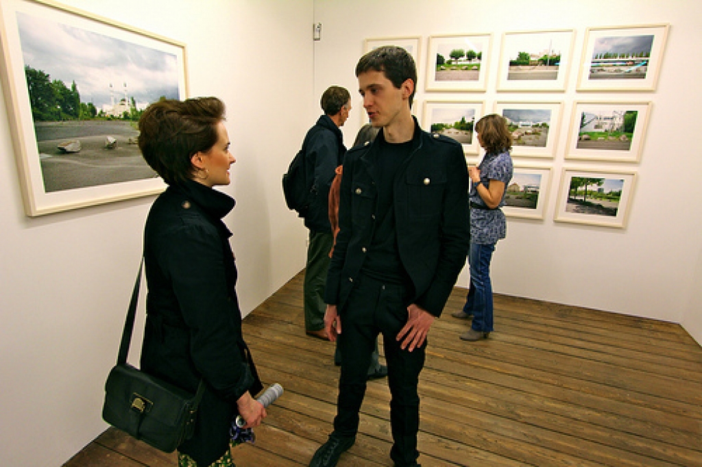 Reinis Hofmanis savas fotoizstādes «Akmeņi» atklāšanā Strasbūrā šī gada martā.
Autors: Latvijas pastāvīgās pārstāvniecības Eiropas Padomē arhīvs.