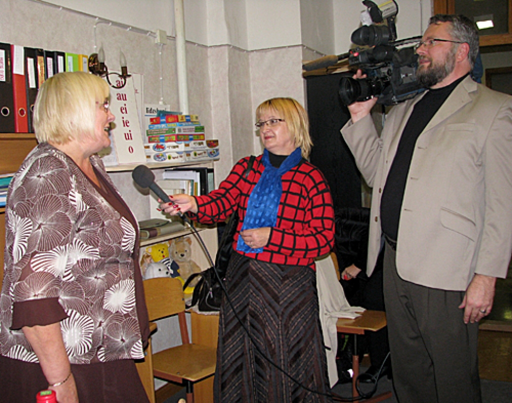 Par saviem skolas gadiem «TV Spektra» žurnālistiem stāsta Mežgaļu pamatskolas 1964. gada absolvente Māra Ozoliņa.
Autors: Vilnis Auzāns.