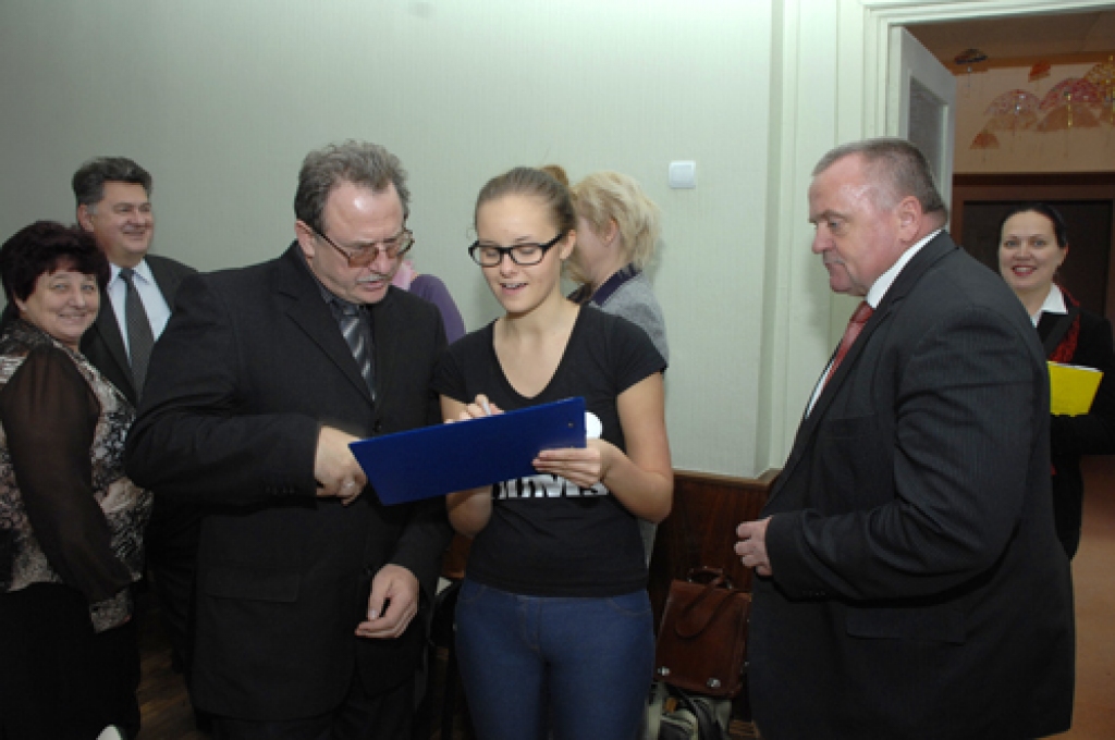 Pirms pasākuma «Kafija ar politiķiem» jaunieši piereģistrē deputātu Uldi Kolužu un novada domes priekšsēdētāju Valdi Veipu. 
Autors: Ivars Bogdanovs