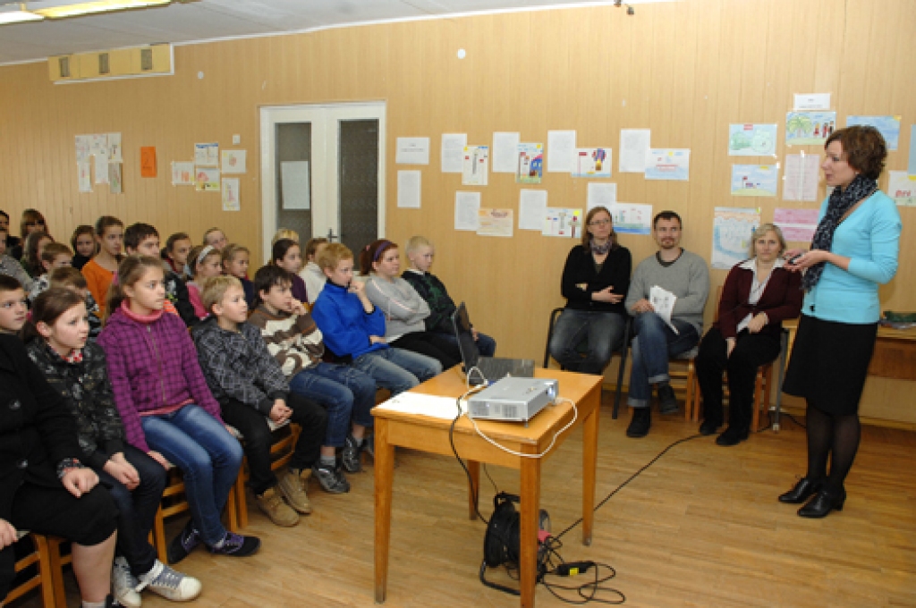 Pirms praktiskajiem darbiem Baltijas Vides foruma speciālisti skolēniem lasīja teorētisku lekciju.
Autors: Ivars Bogdanovs