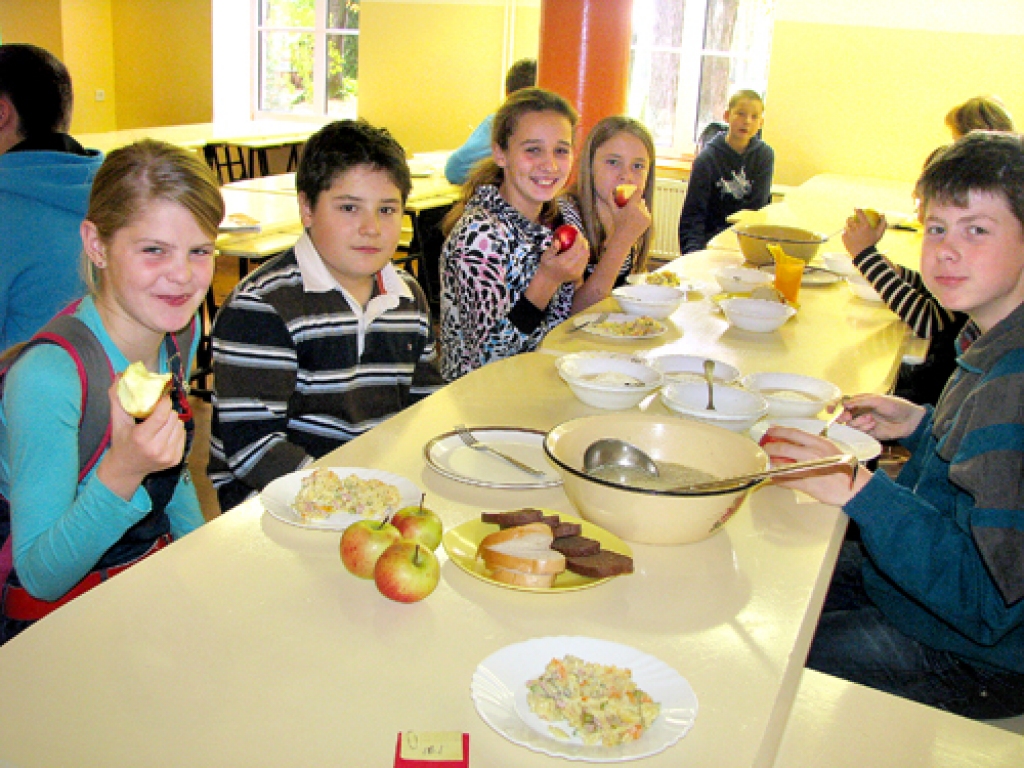 Kad paēsta zupa, salāti un saldais, Īslīces vidusskolas piektklasnieki pamielojas ar gardiem, Skaistkalnes pusē augušiem āboliem. 
Autors: Vilnis Auzāns