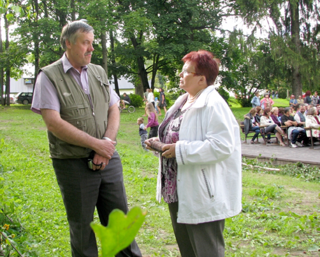 Brunavā šovasar satikušies pašreizējais Mežgaļu pamatskolas direktors Jurijs Zeļčs un ilggadējā šīs mācību iestādes vadītāja Jaņina Kursiša. 
Autors: Vilnis Auzāns