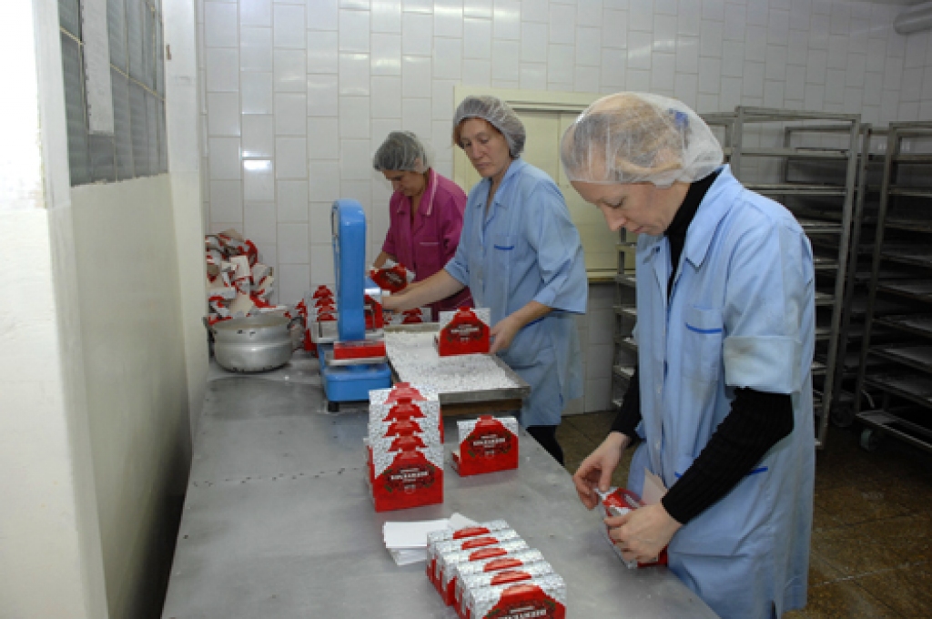 Uzņēmumā «Kronis» dzērveņu pūdercukurā ražošana ir cītīgs roku darbs. To veic strādnieces Katerīna Sokolova (no labās), Natālija Sokolova un Ļubova Žukovska. 
Autors: Ivars Bogdanovs