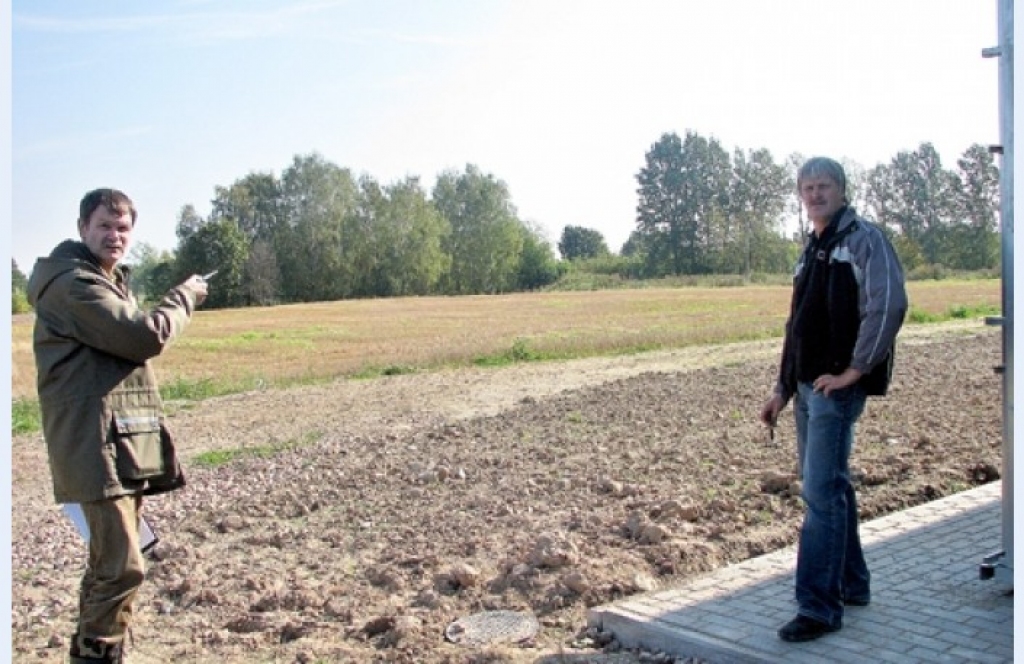 Jelgavas reģionālās vides pārvaldes kontroles daļas vadītājs Andris Ternovskis (no kreisās) norāda SIA 