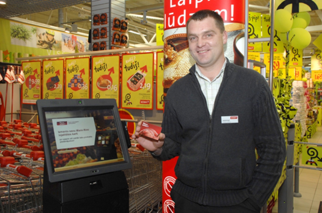 Veikala «Rimi Bauska» vadītājs Mārtiņš Puķāns aicina izmantot «Mans Rimi» karti papildu informācijas iegūšanai. 
Autors: Ivars Bogdanovs